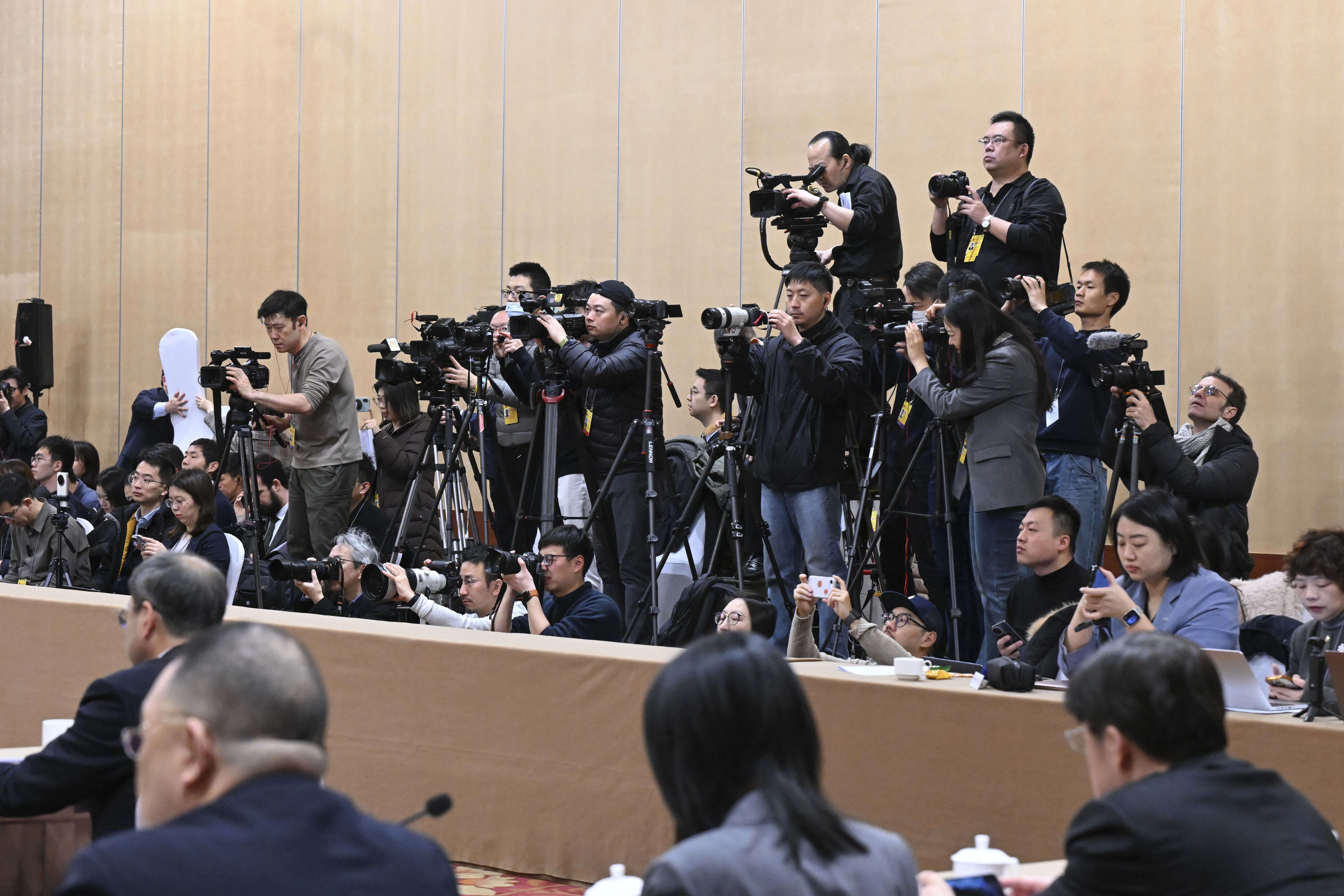 中外记者架起“长枪短炮”聚焦上海代表团。张驰 摄